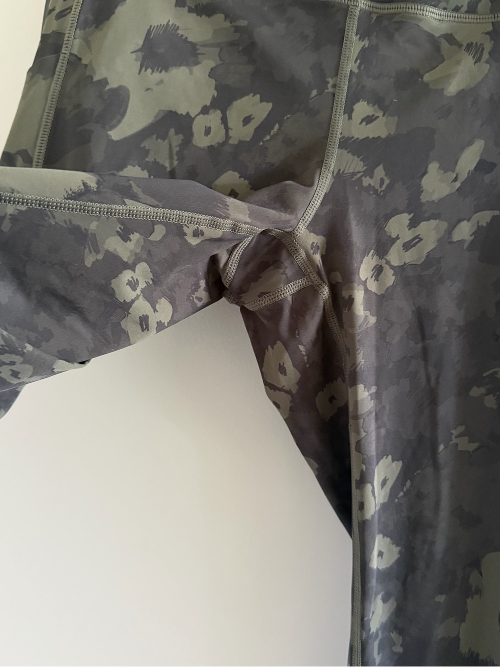Vuori Stride Leggings Small Green Camo High Rise 7/8 Running Yoga Side Pocket - Picture 5 of 14